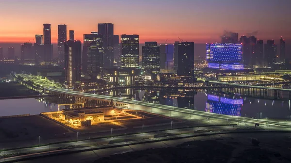 Stadtsilhouette Abu Dhabis Mit Beleuchteten Wolkenkratzern Vor Sonnenaufgang Von Der — Stockfoto