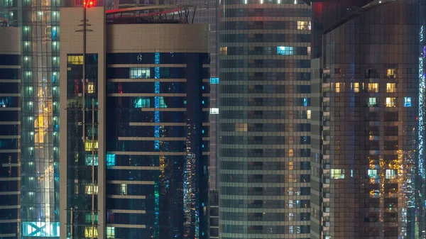 窗户的多层摩天大楼的玻璃和钢铁办公照明和人在 Timelapse 公寓里闪烁着光芒 阿布扎比 阿联酋 平移左 — 图库照片