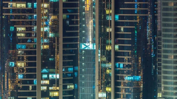 Ventanas Los Rascacielos Varios Pisos Iluminación Oficinas Vidrio Acero Personas — Foto de Stock