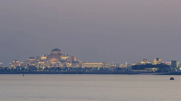 新的总统府在晚上灯火通明 日日夜夜流逝 阿拉伯联合酋长国 阿布扎比 从壁龛看 — 图库照片