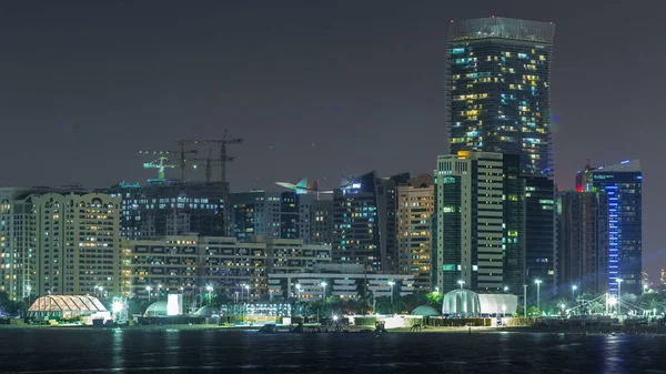 阿布扎比地平线和海滨的全景景观在晚上 Timelapse 阿拉伯联合酋长国 带照明摩天大楼的海滨大道景观 — 图库照片