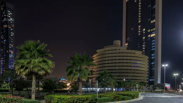 Небоскрёбы Абу Даби Освещены Ночью Зданиями Этихад Тауэрс Пальмы Парке — стоковое фото