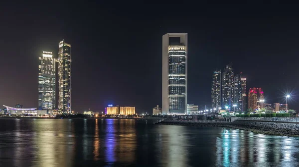 Panoramautsikt Över Abu Dhabis Skyline Och Havet Natt Timelapse Förenade — Stockfoto