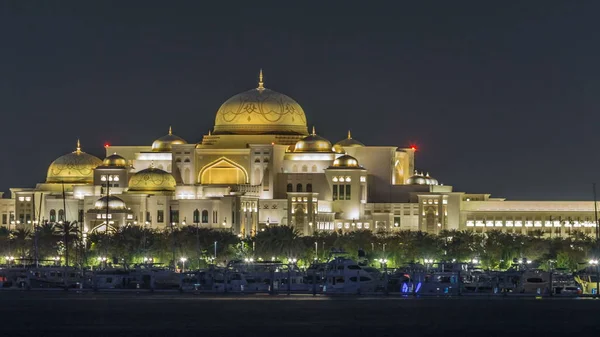 Yeni Başkanlık Sarayı gece saatlerinde aydınlandı. Abu Dabi, Birleşik Arap Emirlikleri. Marina Adası 'ndan görüntü