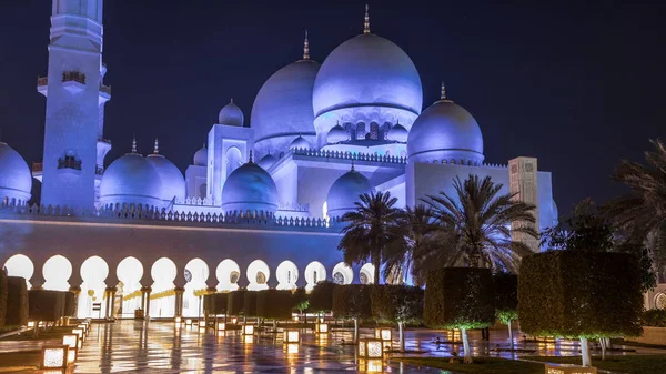 阿拉伯联合酋长国阿布扎比谢赫扎耶德大清真寺在夜间点亮 侧视与反射 世界第三大清真寺 — 图库照片
