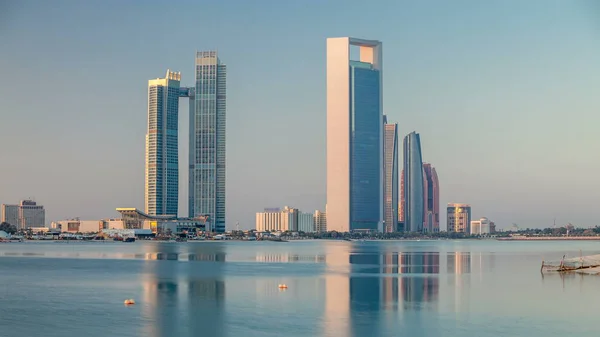 Город Абу Даби Силуэт Небоскребами После Восхода Солнца Отражением Воды — стоковое фото