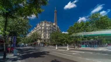 Paris 'teki tarihi binaların arkasındaki Eyfel Kulesi zaman atlaması, Fransa