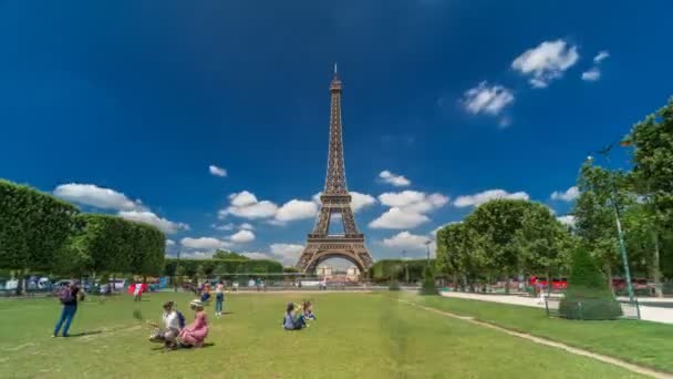 Eiffeltoren op Champs de Mars in Parijs timelapse hyperlapse, Frankrijk — Stockvideo