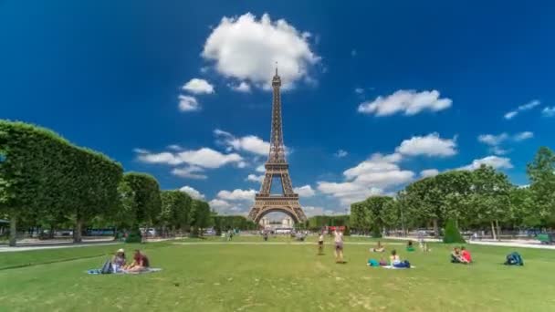 Tour Eiffel sur Champs de Mars à Paris timelapse hyperlapse, France — Video