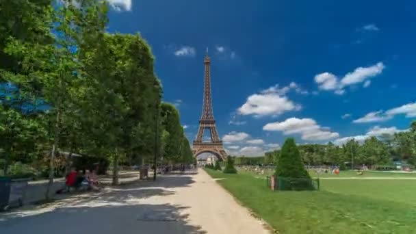 Eiffelova věž na Champs de Mars v Paříži timelapse hyperlapse, Francie
