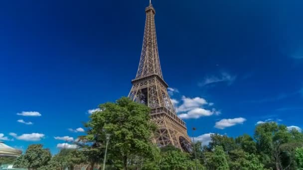 Torre Eiffel da margem do rio Siene em Paris hyperlapse timelapse, França — Vídeo de Stock