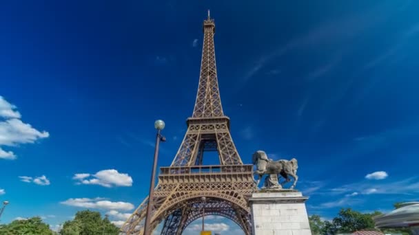 Eiffelturm von Brücke über den Fluss Siene in Paris Zeitraffer-Hyperlapse, Frankreich — Stockvideo