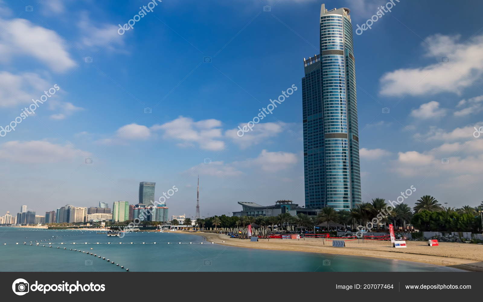 阿布扎比的城市风貌Timelapse Hyperlapse 与阿联酋波斯湾的海滩阿布扎比是阿联酋首都和第二大人口最多的城市拥有约100万人