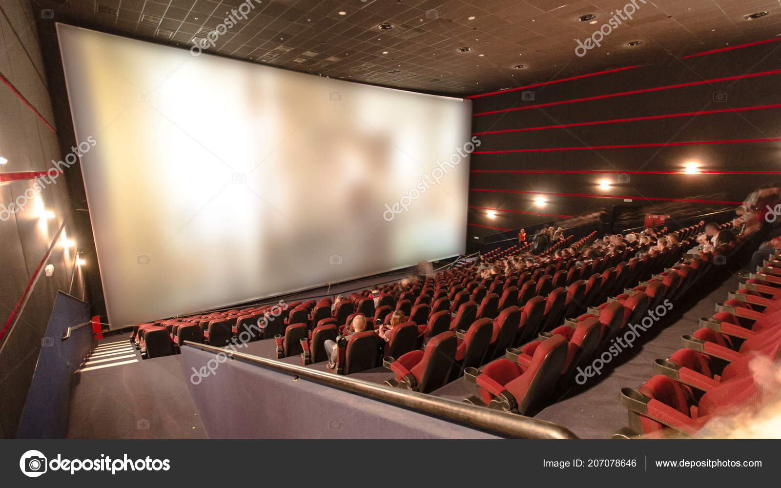 莫斯科Jauary 2017 观众填满戏院大厅并且观看电影剧院Timelapse 的影片红色椅子和大屏幕—— 库存社论照片© neiezhmakov  #207078646