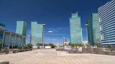 Kazakistan, yeni iş ve yönetim merkezleri Astana arasında trafiğe kapalı bir alanda ulusal Bulvarı çeşme su-yeşil Bulvarı timelapse hyperlapse, Nurzhol Bulvarı üzerinde 's. Mavi bulutlu gökyüzü yaz gün
