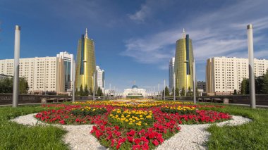 Ak Orda önünde bir kare ile Altun Orda iş merkezi timelapse hyperlapse flowerbed ile ön planda. Astana, Kazakistan'ın başkenti başkanlık konutunda Ak Orda olduğunu. 4k