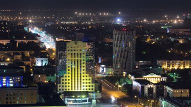 Işıklı builrings ve yollar timelapse çatı Astana gece gelen trafik. Kazakistan başkenti 4k