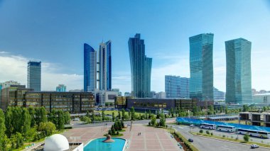 Yeni iş bölgesinde timelapse trafik yol ve çeşmeden Camii ile çatı Astana Kazakistan'da başkenti.