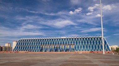 Astana, Kazakistan - Temmuz 2016: Orta Asya, Kazakistan, Astana, Bağımsızlık Sarayı timelapse hyperlapse yaz günü bulutlu gökyüzü ile