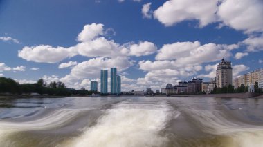 Astana, Kazakistan. Görünüm hareket zevk tekneden nehir Ishim timelapse hyperlapse drivelapse Astana içinde yolculuk. Mavi gökyüzü ve bulutlar ile yaz gününde. 4k