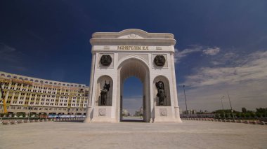 Astana, Kazakistan - Temmuz 2016: zafer kemer timelapse Ulusal erkek ve kadın heykel ve yaz günü Astana, Kazakistan'ın bulutlarda ile şehir merkezi parçası ile. 4k