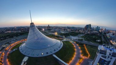 Astana, Kazakistan - Temmuz 2016: Han Shatyr ve merkezi iş bölgesi geceden çatı, Kazakistan, Astana, Orta Asya 4k gün geçiş Timelapse gündoğumu zaman önce şehir merkeziyle üzerinden yükseltilmiş görünüm