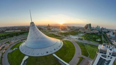 Astana, Kazakistan - Temmuz 2016: Yükseltilmiş görünümü ile şehir merkezini Han Shatyr ve merkezi iş bölgesi geçiş Timelapse çatı, Kazakistan, Astana, Orta Asya 4k gündoğumu zaman önce üzerinde gündoğumu