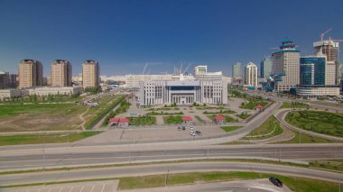 Çatı, Kazakistan, Astana, Orta Asya 4k dan yolda şehir merkezi ve merkezi iş bölgesine Timelapse trafik ile Üstten Görünüm