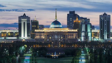 Astana şehir gün gece geçiş timelapse ve Başkan'ın ikamet Akorda park Panoraması. Barış Sarayı ve uzlaşma görünümden. Astana, Kazakistan. 4k