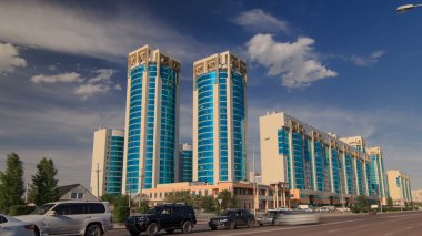 Yeni iş bölgesinde timelapse hyperlapse yol ve yeşil modern towers'ın başkenti Astana Kazakistan'da de trafik ile. 4k