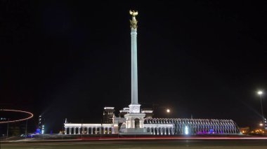 Astana, Kazakistan stel anıt kazak Eli ile kuş Samruk gece ve Bağımsızlık Sarayı timelapse hyperlapse ve Rating ön planda. Kazakistan, 1991 yılında bağımsızlığını kazandı. Anıt 91 metre yüksekliği. 4k