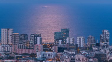 Barselona manzarası timelapse moonpath tam yükselen moon, Akdeniz ve sığınaklar Carmel binalardan ile görünümünü. Catalonia, İspanya. 4k