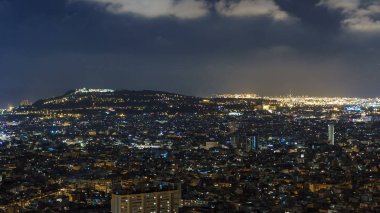 Barcelona gece manzarası timelapse, Akdeniz, sığınaklar Carmel montjuic dağ manzarası. Catalonia, İspanya. 4k