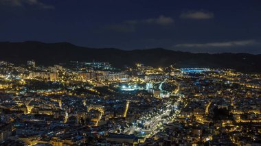 Barcelona gece timelapse Meydanı tüzük ve sığınaklar Carmel gelen trafik görünümünü. Catalonia, İspanya. 4k