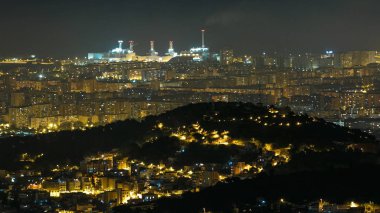 Barcelona gece timelapse Mount Tibidabo sığınaklar Carmel Hill ile gelen Panoraması. Catalonia, İspanya. 4k