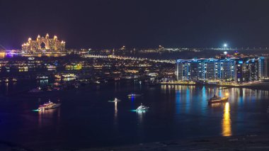 Palm Jumeirah gökdelen Dubai marina timelapse, Palm Jumeirah görünümünden gece otelde ile yahcts ile denizde bulunan iri sevilen bir yerleşim alanı olduğunu.