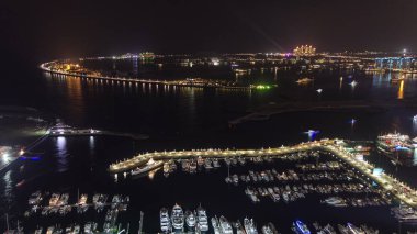 Palm Jumeirah yahcts liman ve Otel ile gece gökdelen Dubai marina timelapse, Palm Jumeirah genel görünümden Denizi'nde bulunan iri sevilen bir yerleşim alanı olduğunu.