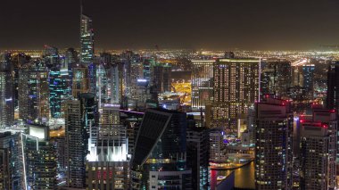 Dubai Yat Limanı mavi saat, Glittering ışıklar ve mavi gökyüzü timelapse 4k ile açık bir akşam sırasında en yüksek gökdelenler