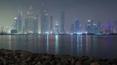 Dubai Yat limanı manzarası ile Palm Jumeirah, Dubai, BAE gelen görüldüğü gibi sis. Timelapse. Bu Dubai daha fazla gökdelenler 50 hikaye o Manhattan 4 k var