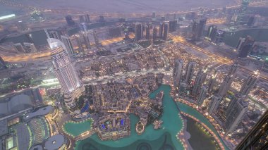 Uluslararası Dubai Kongre ve Sergi Sarayı timelapse üzerinden şehir ışıkları, Orta Doğu, Suudi Arabistan mimarisi 4k lüks yeni yüksek teknoloji kasabada ile gece geçiş günden itibaren şehir merkezinde Dubai