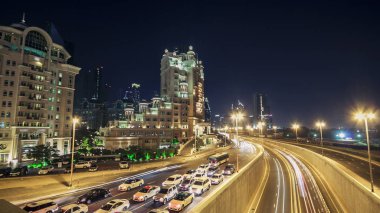 Hareketli araba trafik modern şehir Dubai timelapse hyperlapse Bridge 4k otelin yakınında gece yolda