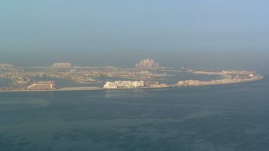 Sisli görünümü üzerinde yapay ada Palm Jumeirah Burj Al Arab üzerinden sabah Dubai, Birleşik Arap Emirlikleri. Dubai'nin kıyı şeridi, Palmiye Adaları adı verilen üç Adaları biridir. Timelapse 4k
