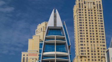 Güzel bir gün üzerinden Promenade timelapse hyperlapse, Birleşik Arap Emirlikleri Dubai Yat Limanı modern Towers görünümü kapat. Dubai Yat Limanı Dubai ve bir yapay kanal şehir içinde bir ilçedir. Mavi bulutlu gökyüzü