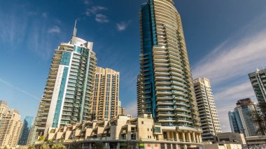 Dubai Yat Limanı modern Towers Promenade timelapse hyperlapse, Birleşik Arap Emirlikleri üzerinden güzel bir gün görünümü. Dubai Yat Limanı Dubai ve bir yapay kanal şehir içinde bir ilçedir. Mavi bulutlu gökyüzü