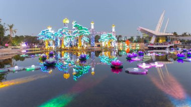 Göl çiçekler ve Kalesi ile. Yeni açılan Dubai kızdırma Bahçe gün gece geçiş timelapse çevre dostu mimari featuring, geri dönüşümlü urun çeşitli yapılar oluşturma sanat mimari bir durum için.