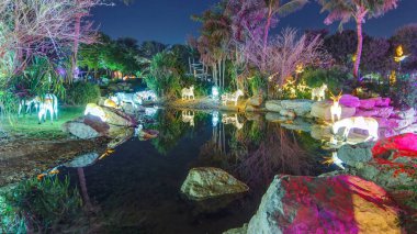 Zebralar ve ağaçları ile göl. Yeni açılan Dubai kızdırma Bahçe timelapse çevre dostu mimari featuring, geri dönüşümlü urun çeşitli yapılar oluşturma sanat mimari bir durumdur.