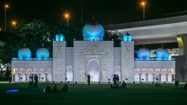 Beyaz Camii. Yeni açılan Dubai kızdırma Bahçe gün gece geçiş timelapse çevre dostu mimari featuring, geri dönüşümlü urun çeşitli yapılar oluşturma sanat mimari bir durum için.