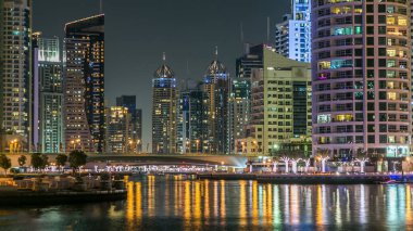 Dubai Yat Limanı Vew dolgu yat ve Dubai gece timelapse, Birleşik Arap Emirlikleri Köprüsü'nden modern kuleleri ile. Dubai Yat Limanı Dubai ve bir yapay canal city kuzeyinde. 
