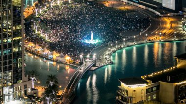İlk insan yapımı göl üzerinde köprü ve birçok insanlarla el anıt timelapse Dubai şehir merkezinde yeni yıl kutlama, Birleşik Arap Emirlikleri önce Park görünümünü kapatın. Burj Dubai Alışveriş Merkezi karmaşık yer alır.