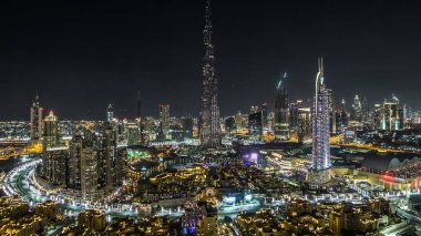 Dubai Şehir Merkezi 'nde Burj Halife ve diğer kulelerin Dubai, Birleşik Arap Emirlikleri' ndeki yeni yıl kutlamalarından önce en tepeden izlediği zaman çizelgesi. Çevre yolu ve müzik çeşmesi gösterisinde trafik
